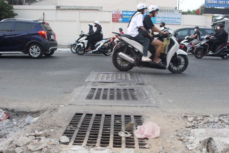 Uneven manhole covers pose risks for cars, motorcycles in Ho Chi Minh City