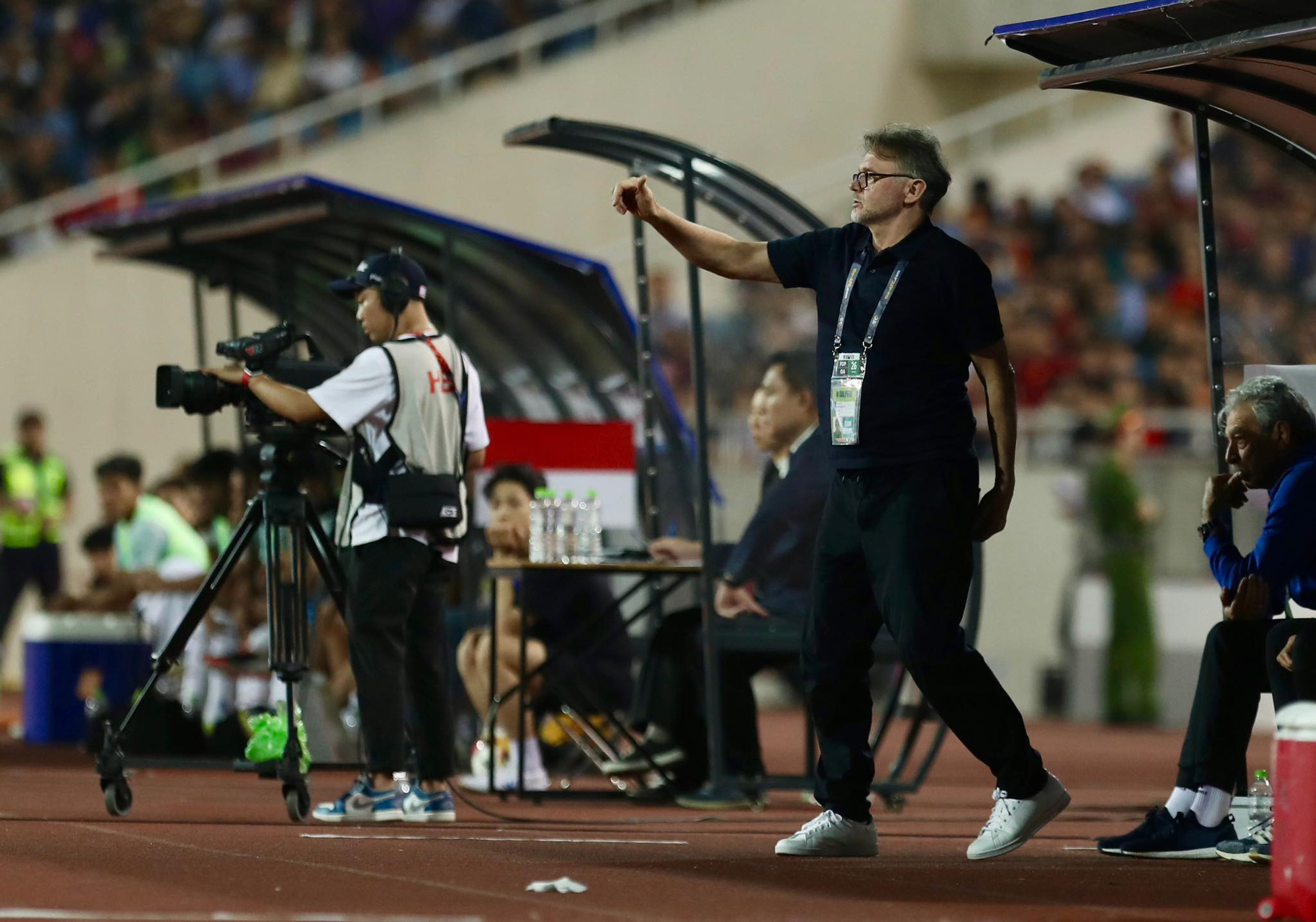 Football manager Philippe Troussier during the Vietnam-Indonesia match at My Dinh National Stadium in Hanoi, March 26, 2024. Photo: Hoang Tung / Tuoi Tre