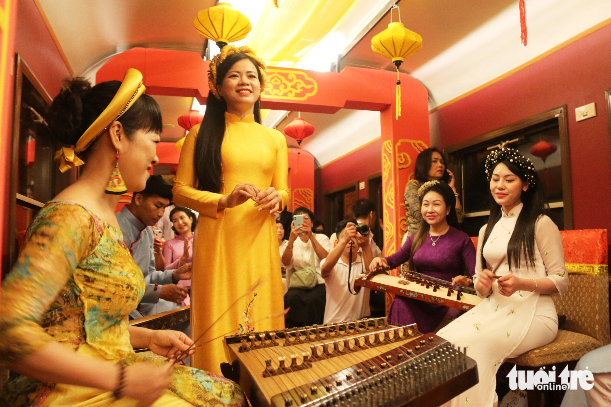 A performance of Hue chamber music is presented to visitors on the journey. Photo: Nhat Linh / Tuoi Tre