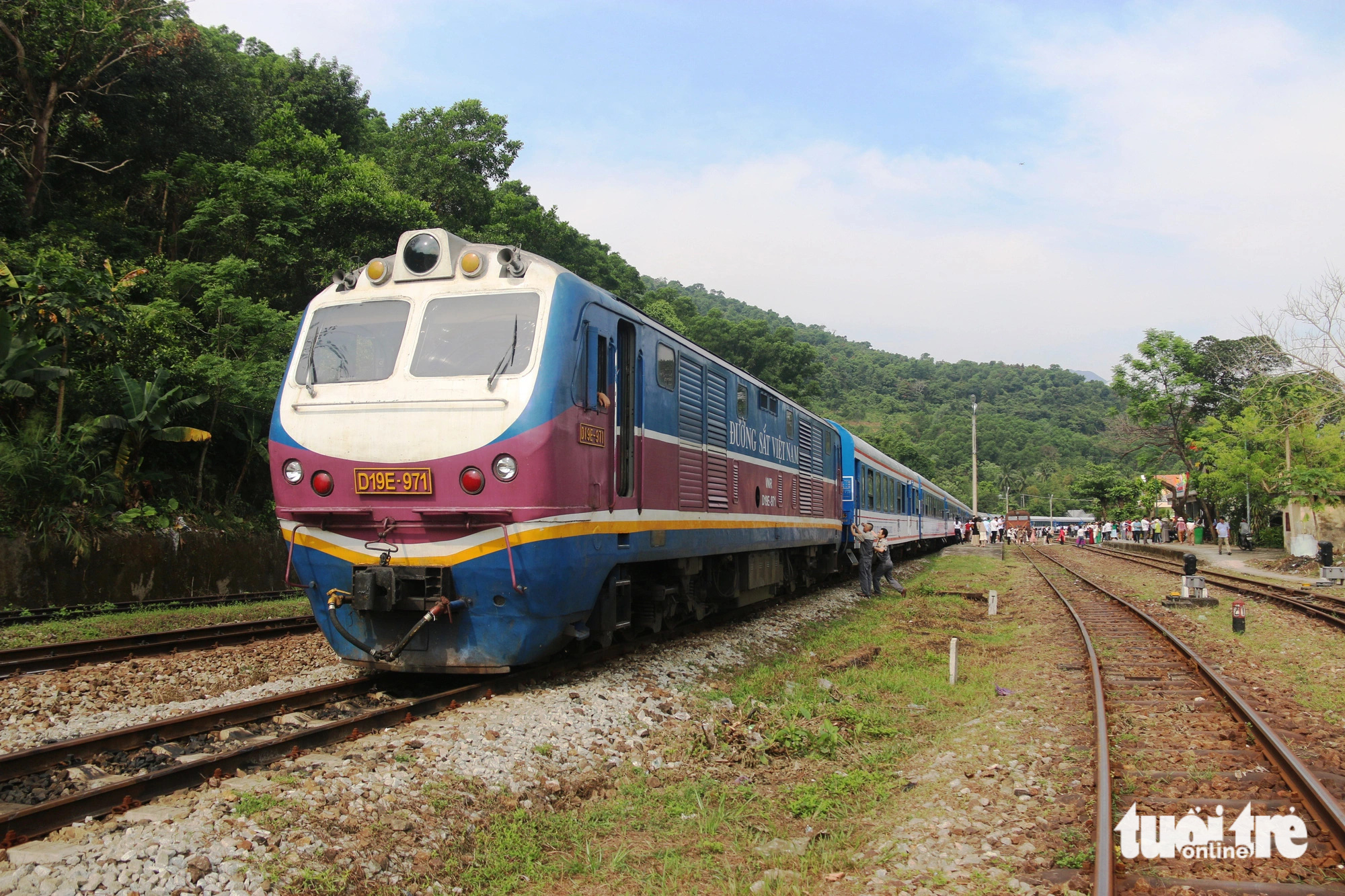 The train takes a stop at Lang Co station. Photo: Nhat Linh / Tuoi Tre