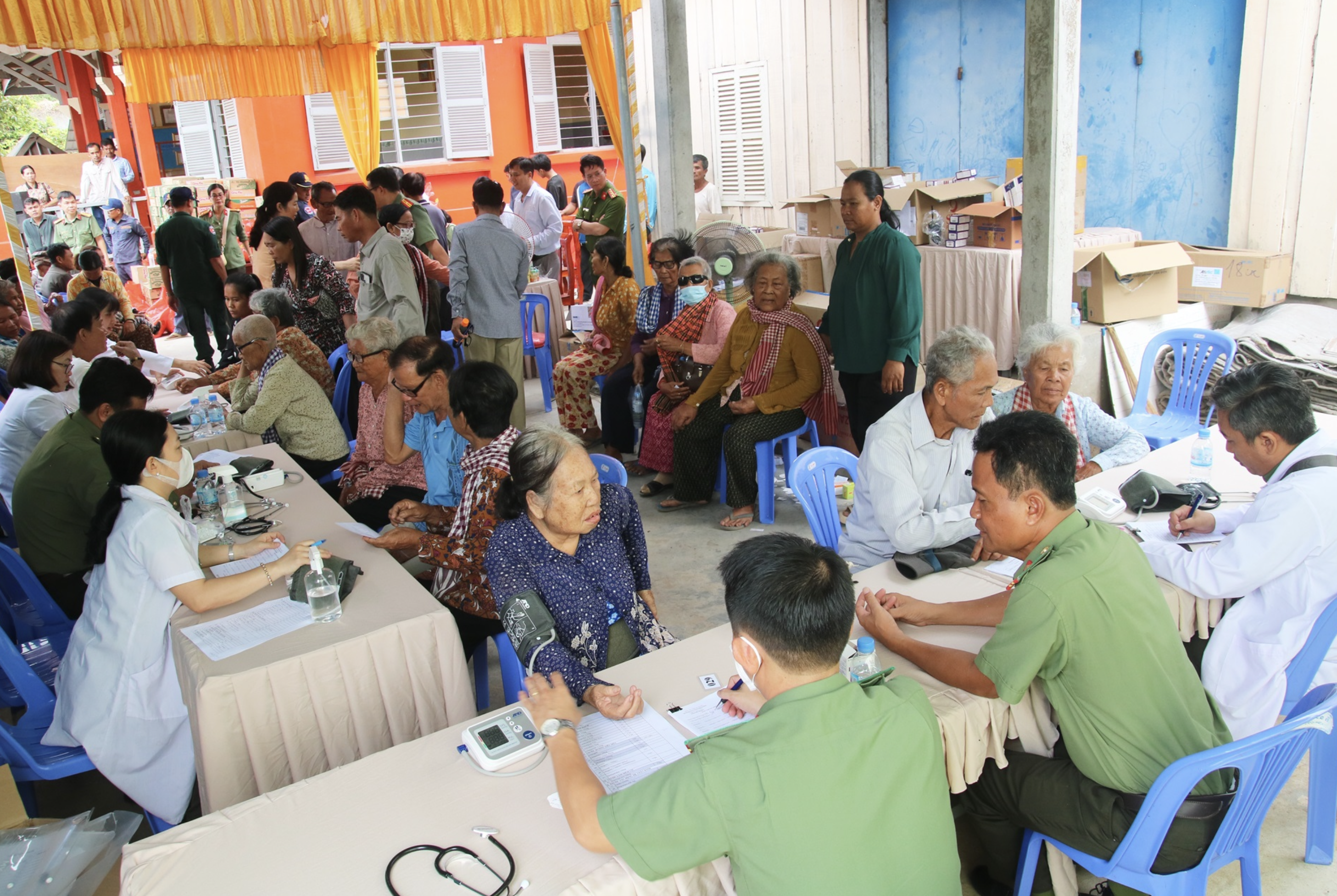 Vietnamese doctors offer free medical check-ups, medicine to Cambodians