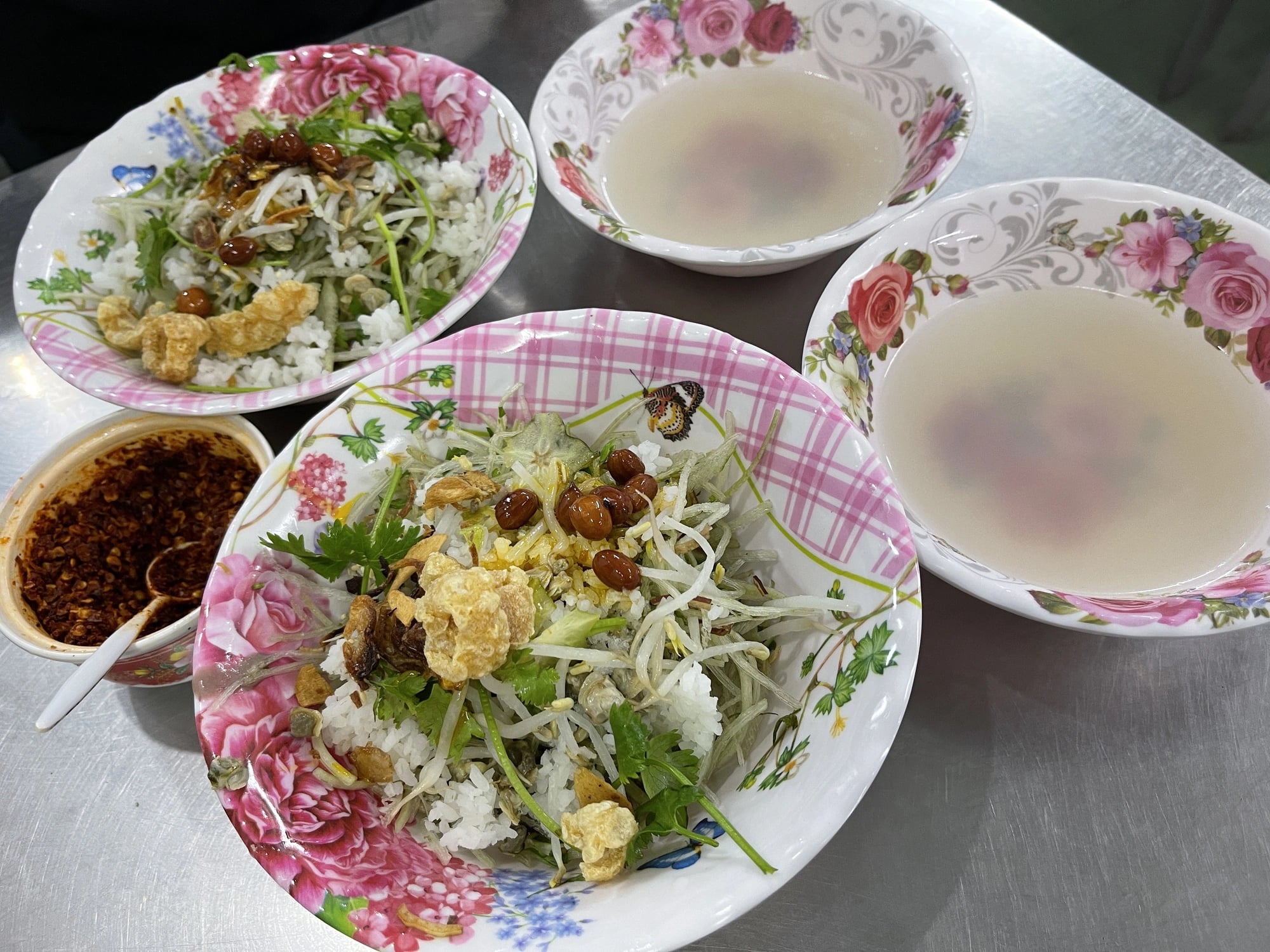 Com hen (rice topped with cooked baby mussel) is served at a shop in Hue City, central Vietnam. Photo: Dong Nguyen / Tuoi Tre News