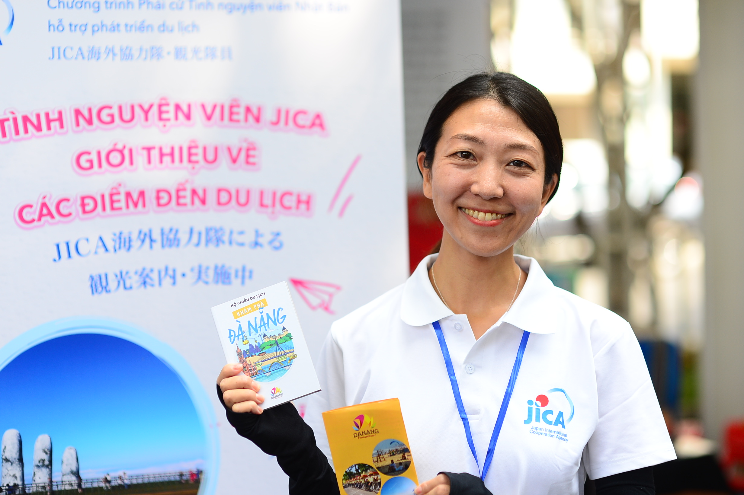 Nagai Junko is seen holding Da Nang tourism promoting documents. Photo: JICA Vietnam