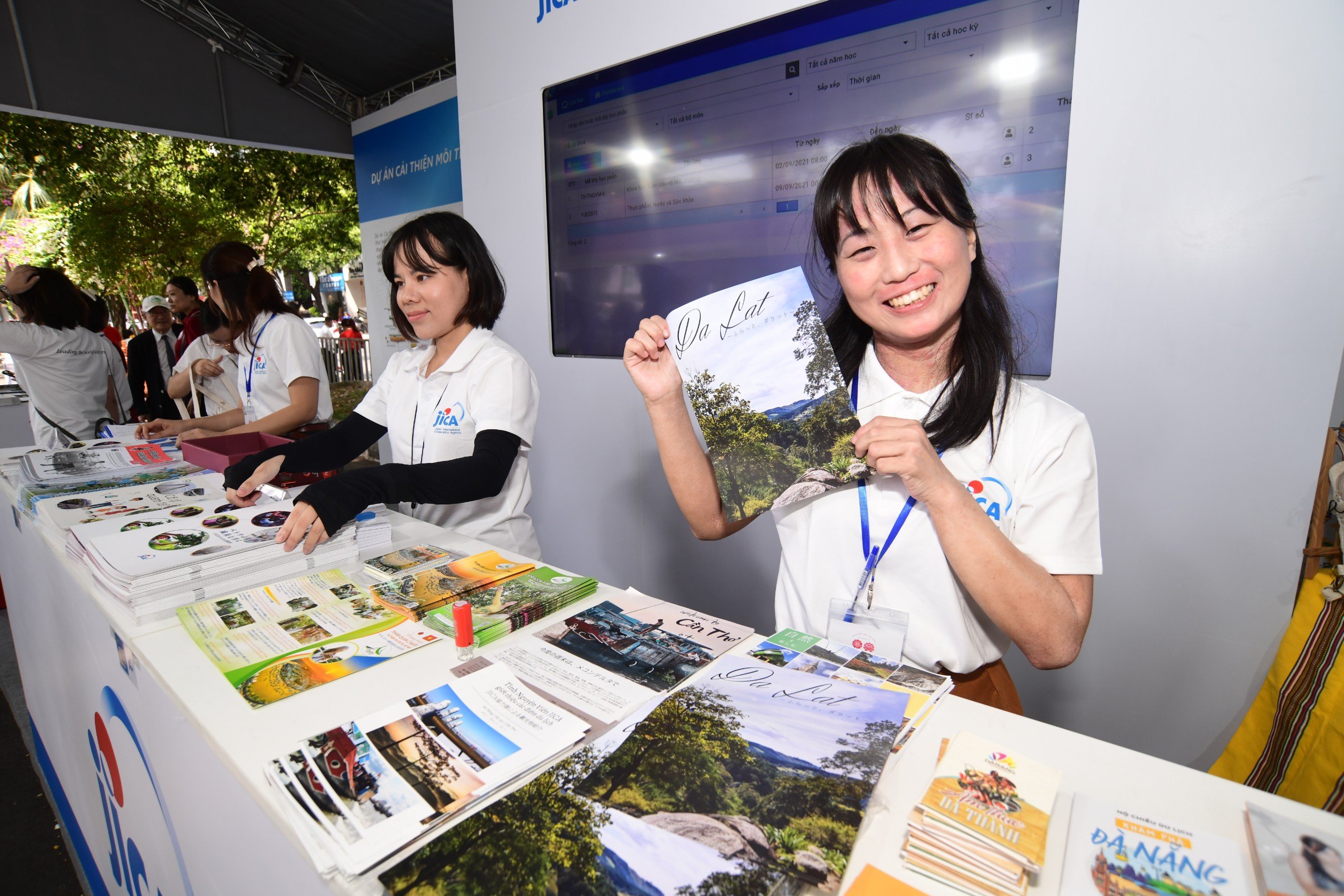 Tsuruta Shiki is seen holding a Da Lat tourism brochure at the festival. Photo: JICA Vietnam