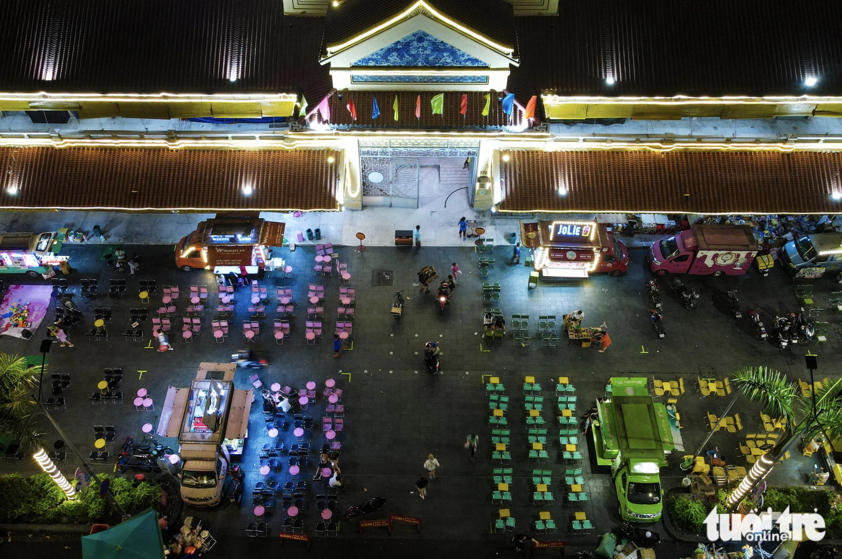 Each food truck is painted different colors, making the area in front of Binh Tay Market attractive. Photo: Phuong Nhi / Tuoi Tre