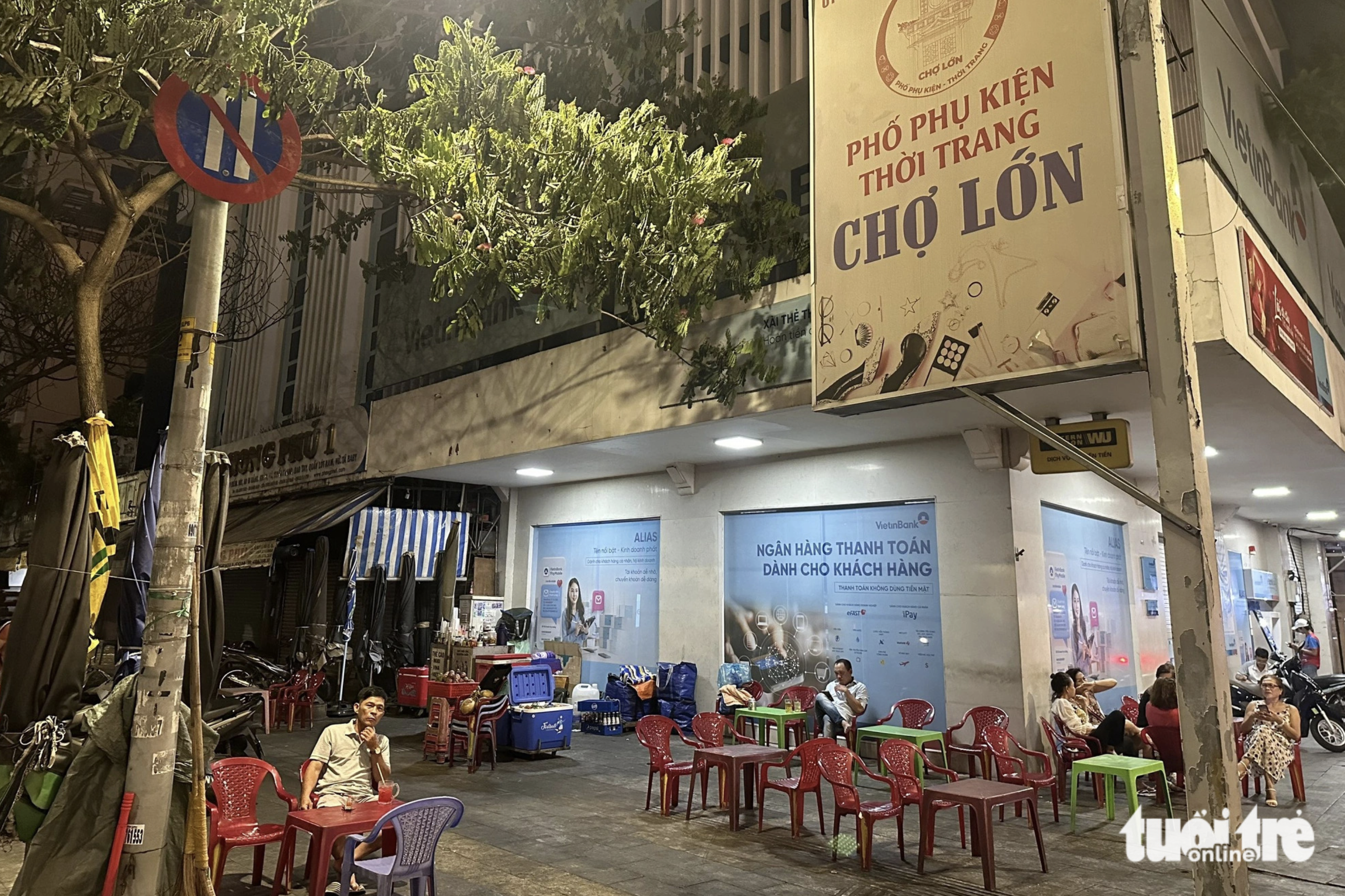 A beverage shop opens on Nguyen Huu Thuan Street at night. Photo: Thao Le / Tuoi Tre