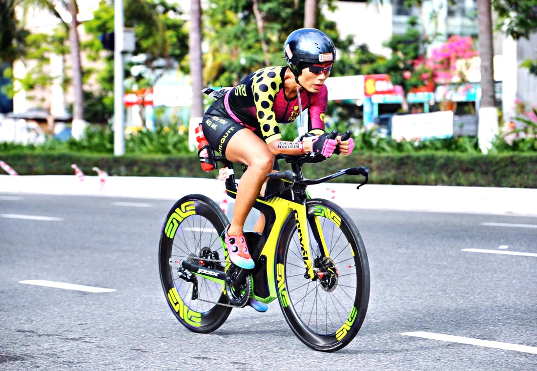 Nguyen Tieu Phuong participates in a triathlon competition. Photo: NVCC