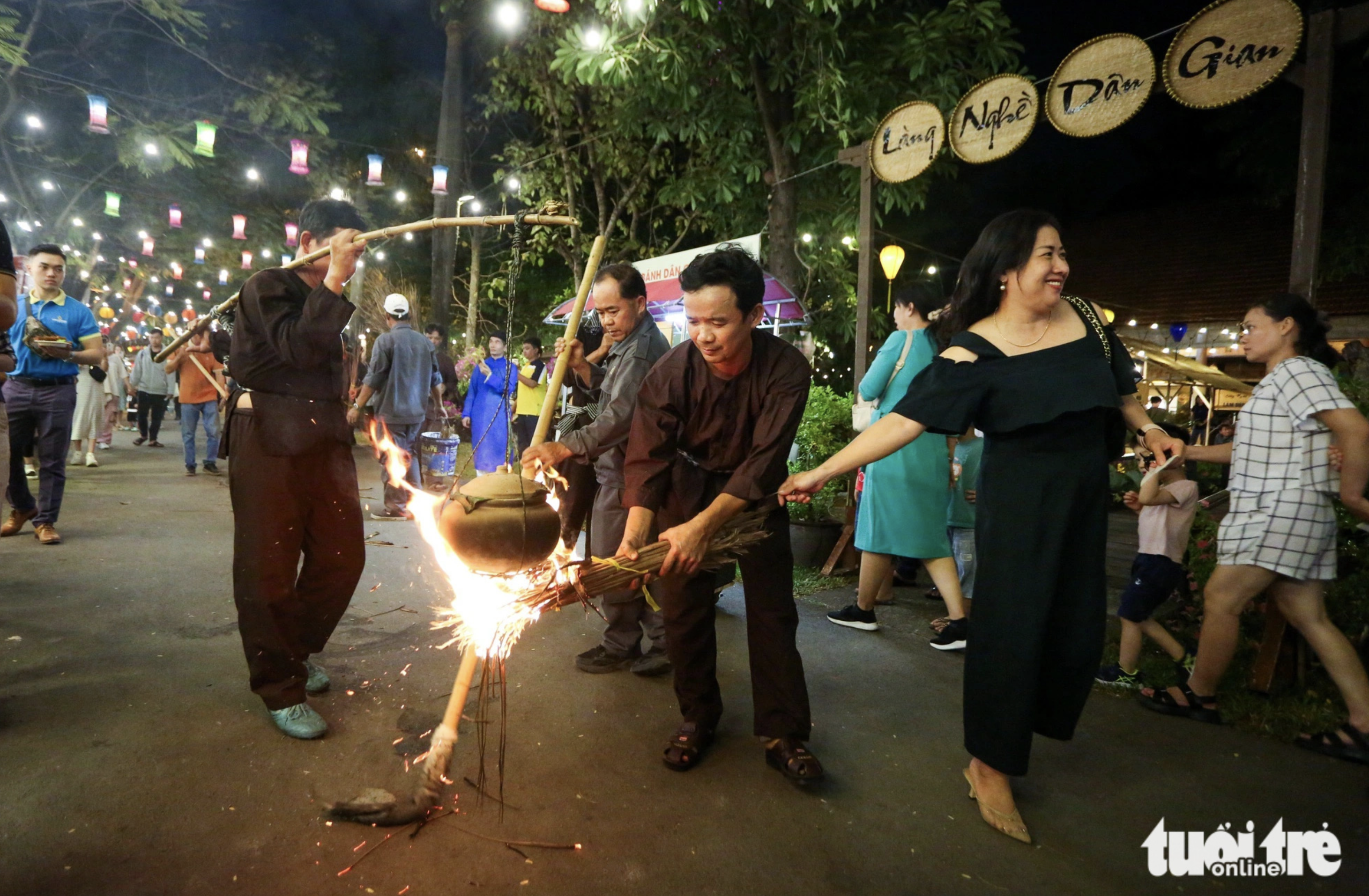 Fest-goers are excited at competing in a rice-cooking contest during the Saigontourist Group Food and Culture Festival 2024 at Van Thanh Tourist Site in Binh Thanh District, Ho Chi Minh City. Photo: Tuoi Tre