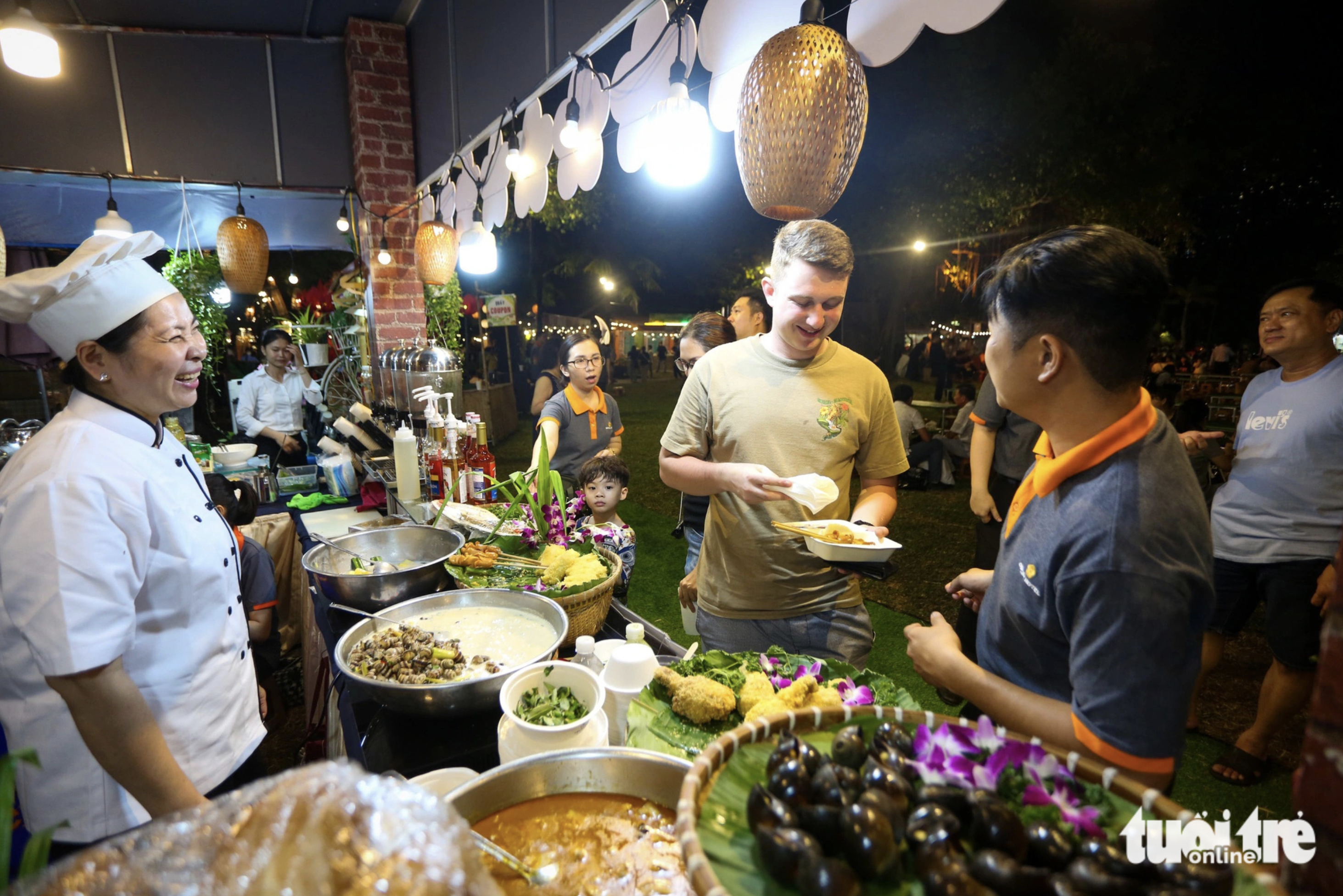 Rechard is overjoyed at the festive atmosphere at the Saigontourist Group Food and Culture Festival 2024 at Van Thanh Tourist Site in Binh Thanh District, Ho Chi Minh City. The festival kicked off on March 28, 2024. Photo: Tuoi Tre