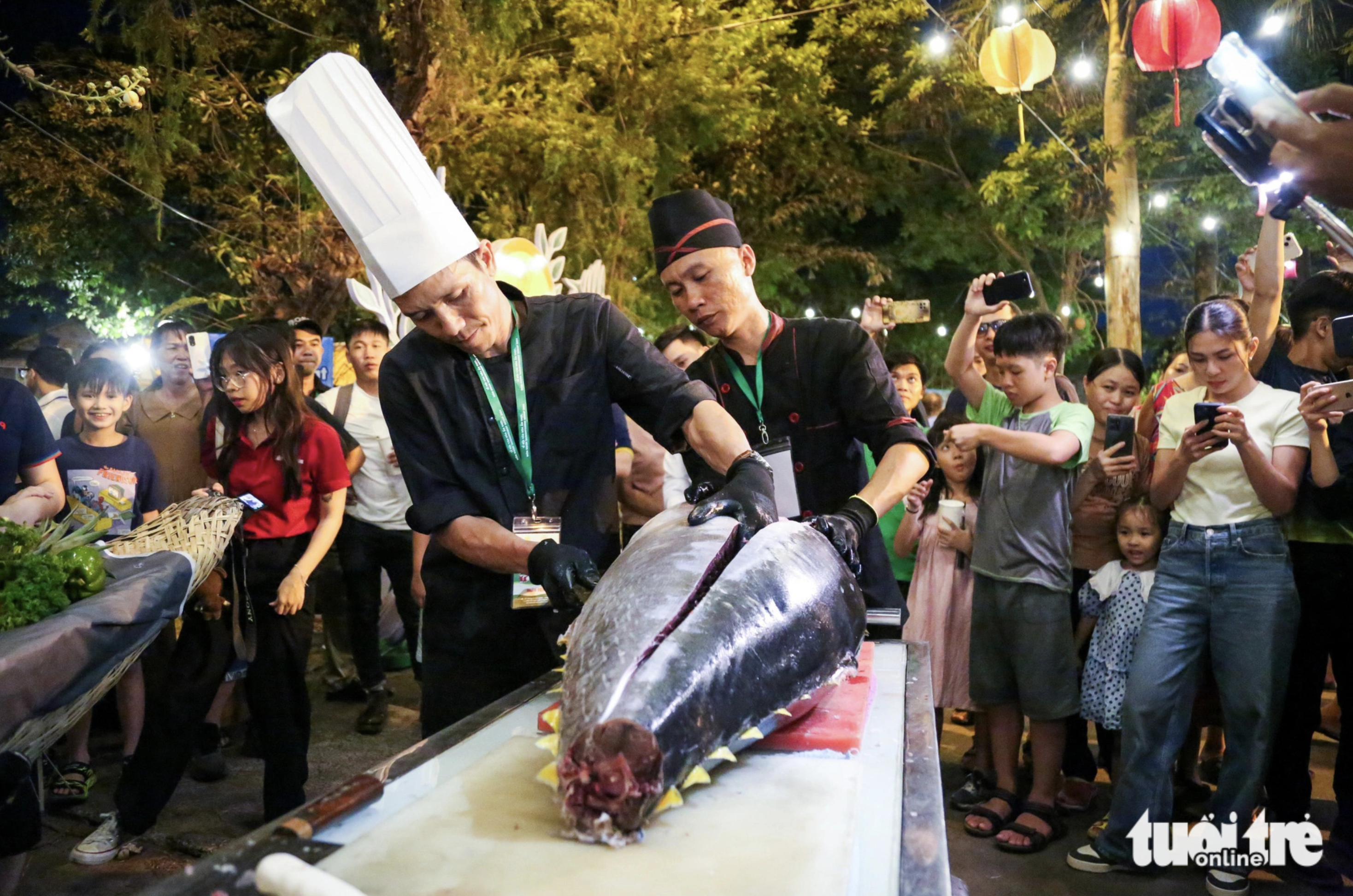 Chefs perform tuna filleting skills during the Saigontourist Group Food and Culture Festival 2024 at Van Thanh Tourist Site in Binh Thanh District, Ho Chi Minh City. Photo: Tuoi Tre