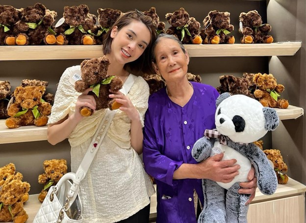 Quynh Luong (L), a Vietnamese actress, poses for a photo with her 101-year-old maternal grandmother. Photo: Supplied