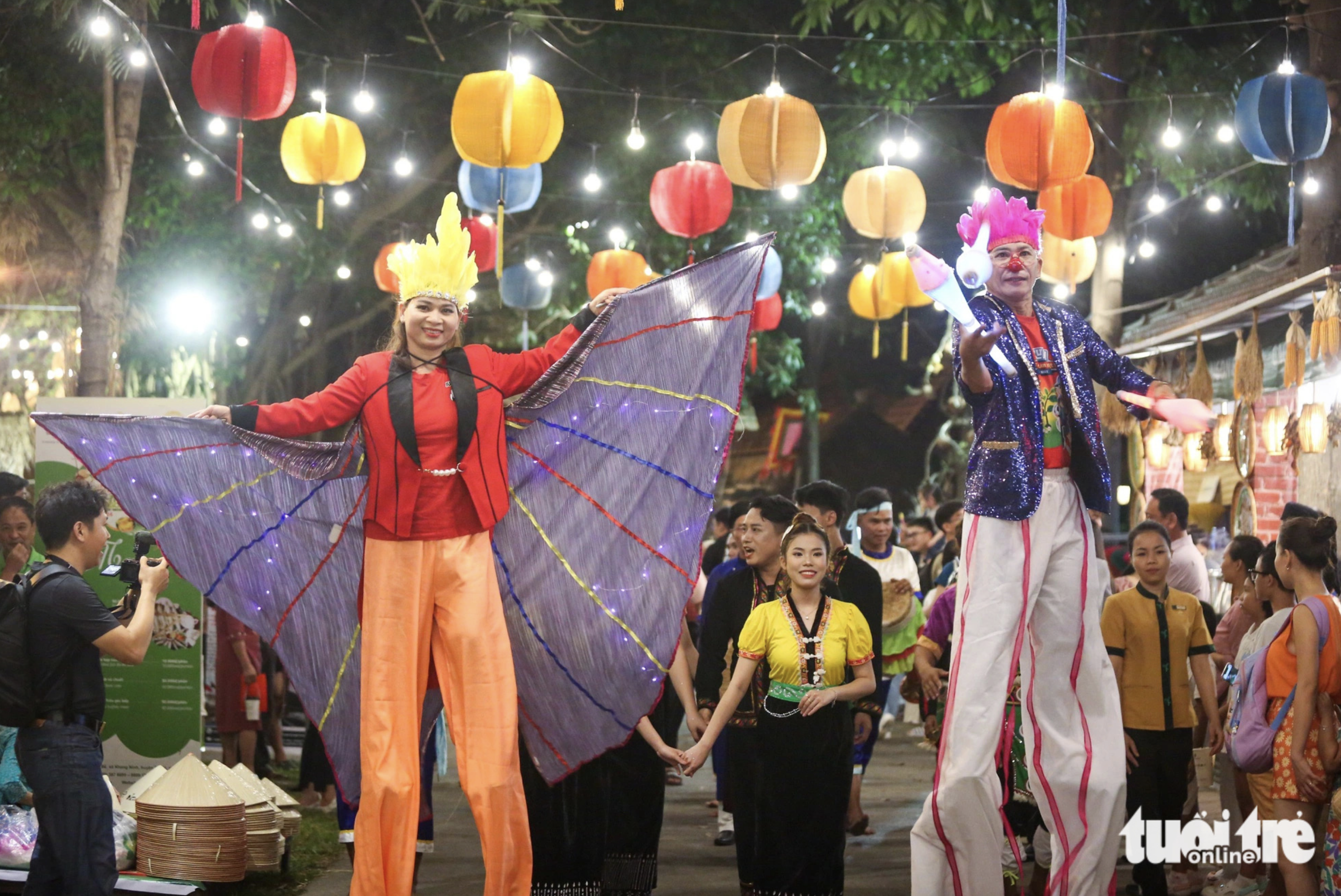 Stilt artists perform at the culinary festival in Ho Chi Minh City. Photo: Tuoi Tre