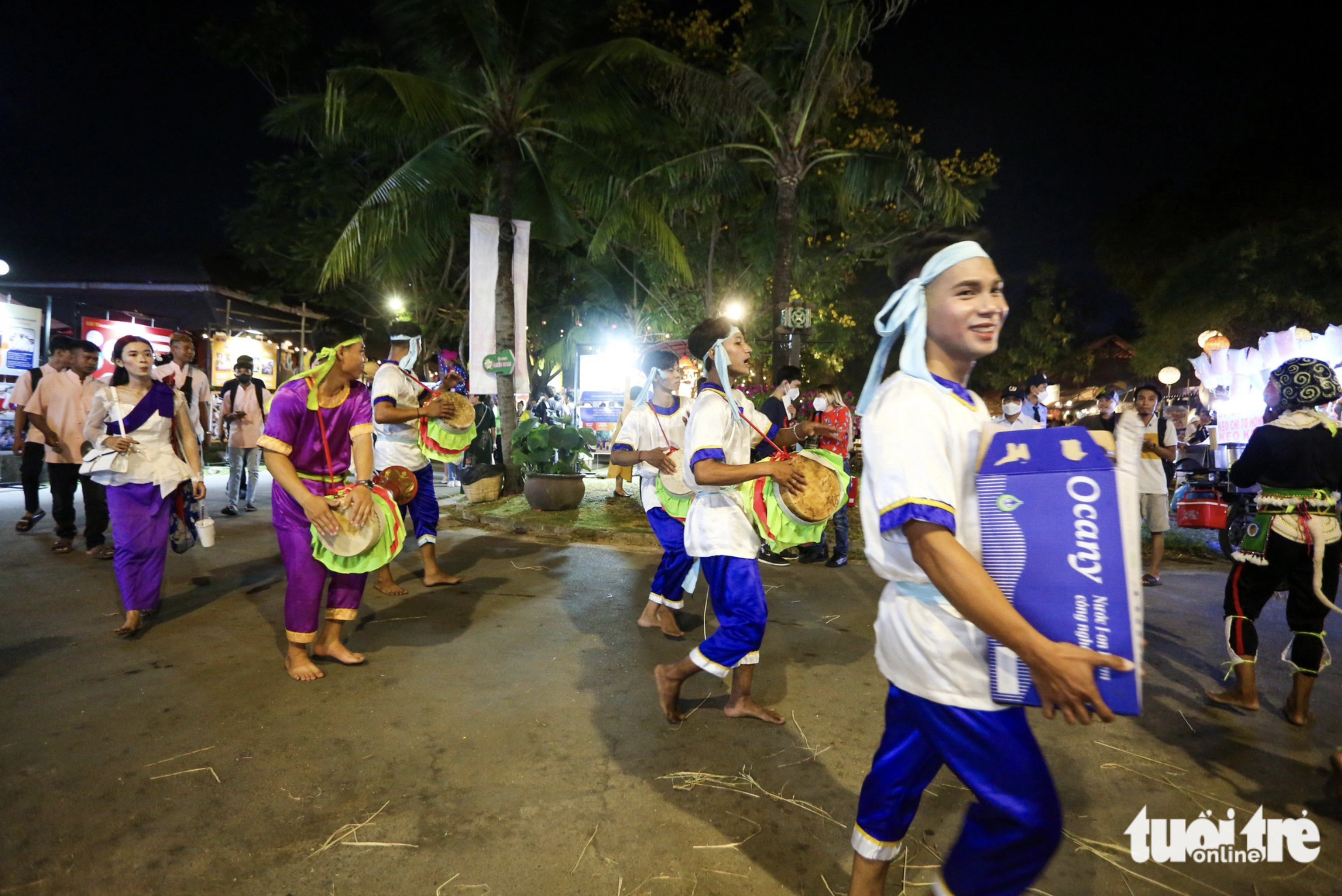 The festival also features a drum dance to delight visitors. Photo: Tuoi Tre