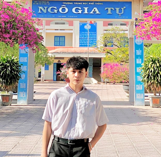 In Vietnam, 12th grader returns mistakenly-transferred $19,700 to owner