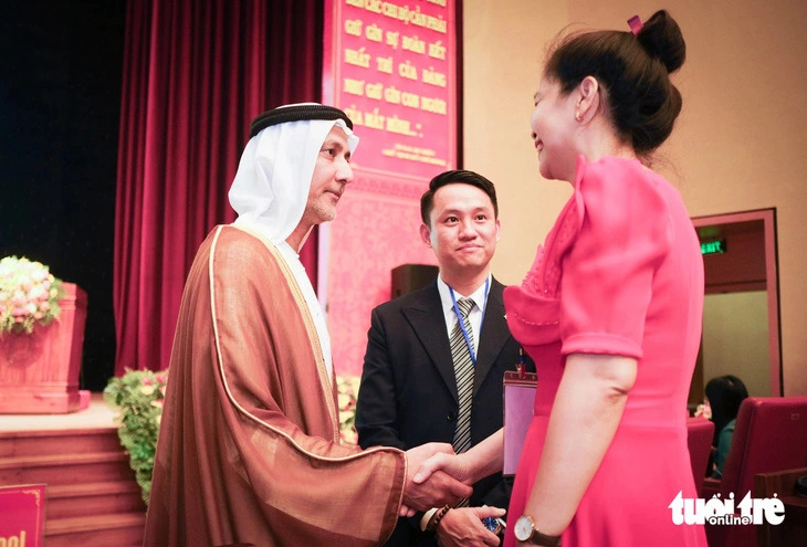 Bader Almatrooshi, UAE Ambassador to Vietnam, talks with a delegate of the investment promotion conference in south-central Vietnam’s Binh Dinh Province on March 29, 2024. Photo: Tan Luc / Tuoi Tre