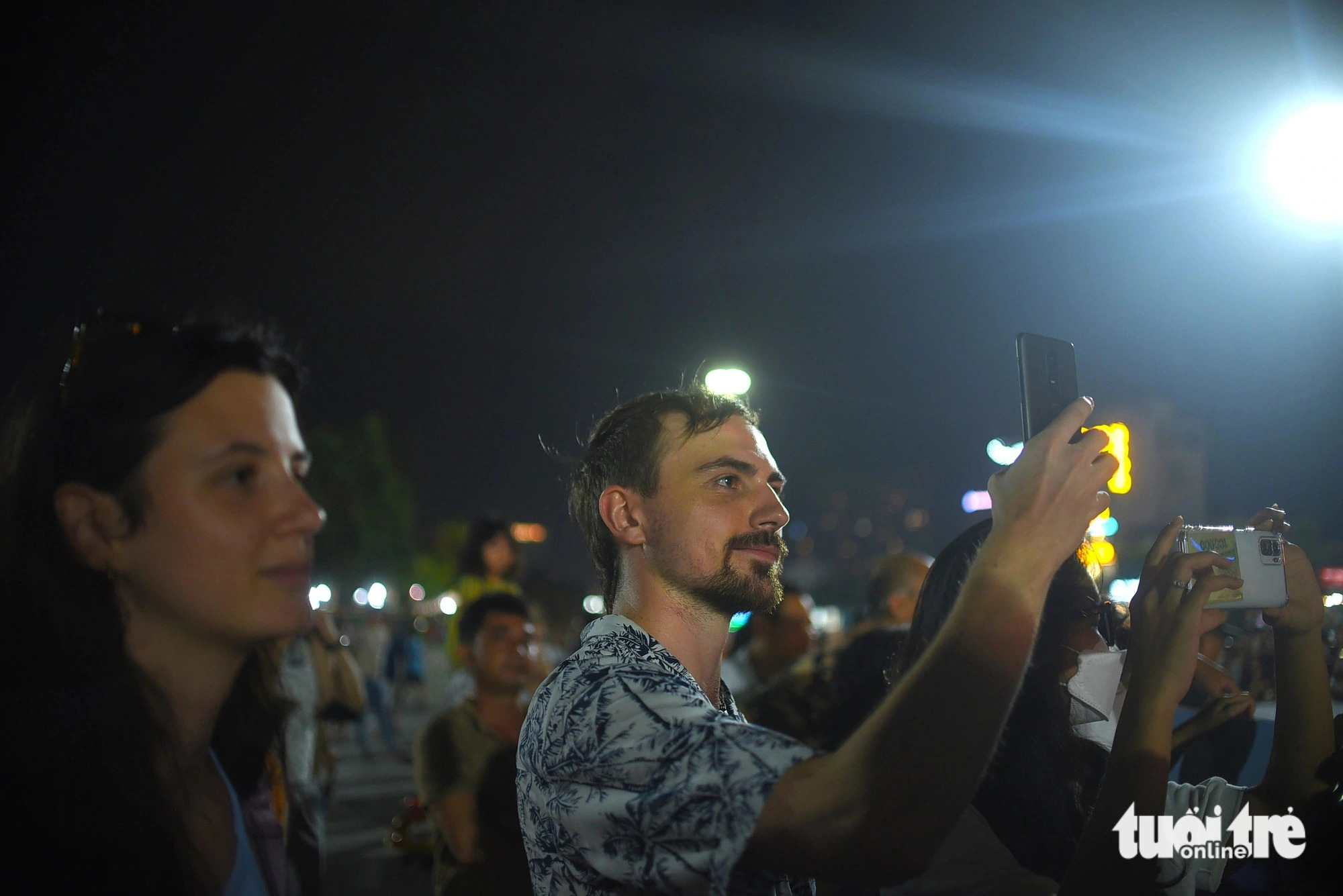 An international carnival-goer captures his favorite moments at the event. Photo: Lam Thien / Tuoi Tre