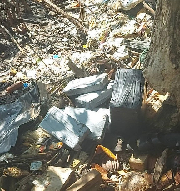 Many packages of suspected drugs are found washed ashore onto a beach in Go Cong District, Tien Giang Province, southern Vietnam. Photo: A.X.