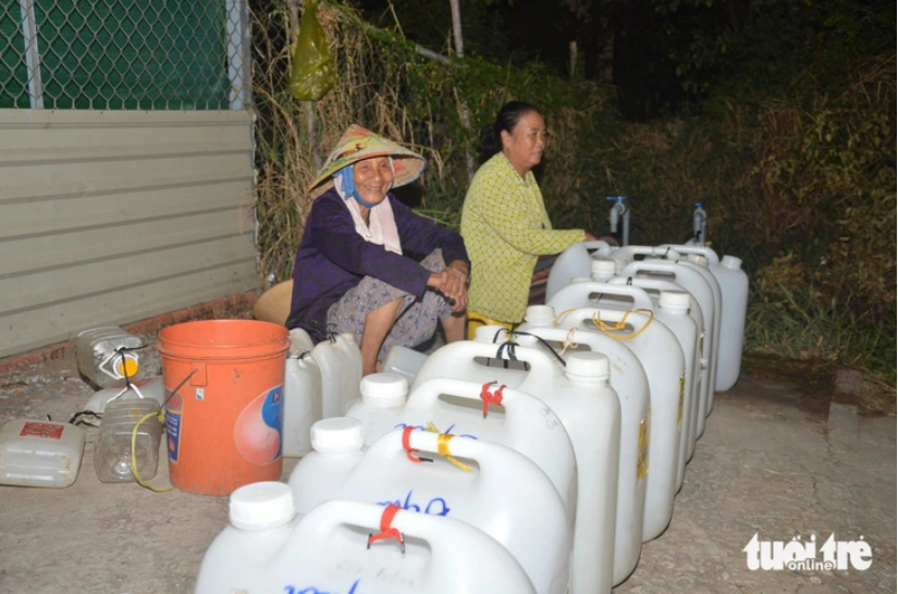 Thousands of households stay up all night to get fresh water in southern Vietnam