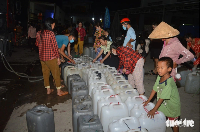 Residents gather by the public taps in Go Cong Dong District, Tien Giang Province to get clean water. Photo: Mau Truong / Tuoi Tre