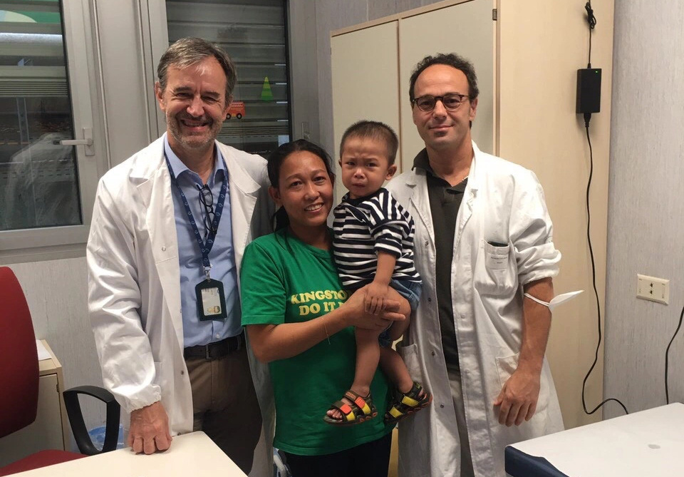 The two doctors who performed Nguyen Anh Loc’s surgery pose for a photo with Nguyen Thi Ngoc Hang and the three-year-old boy before their return to Vietnam. Photo: Supplied