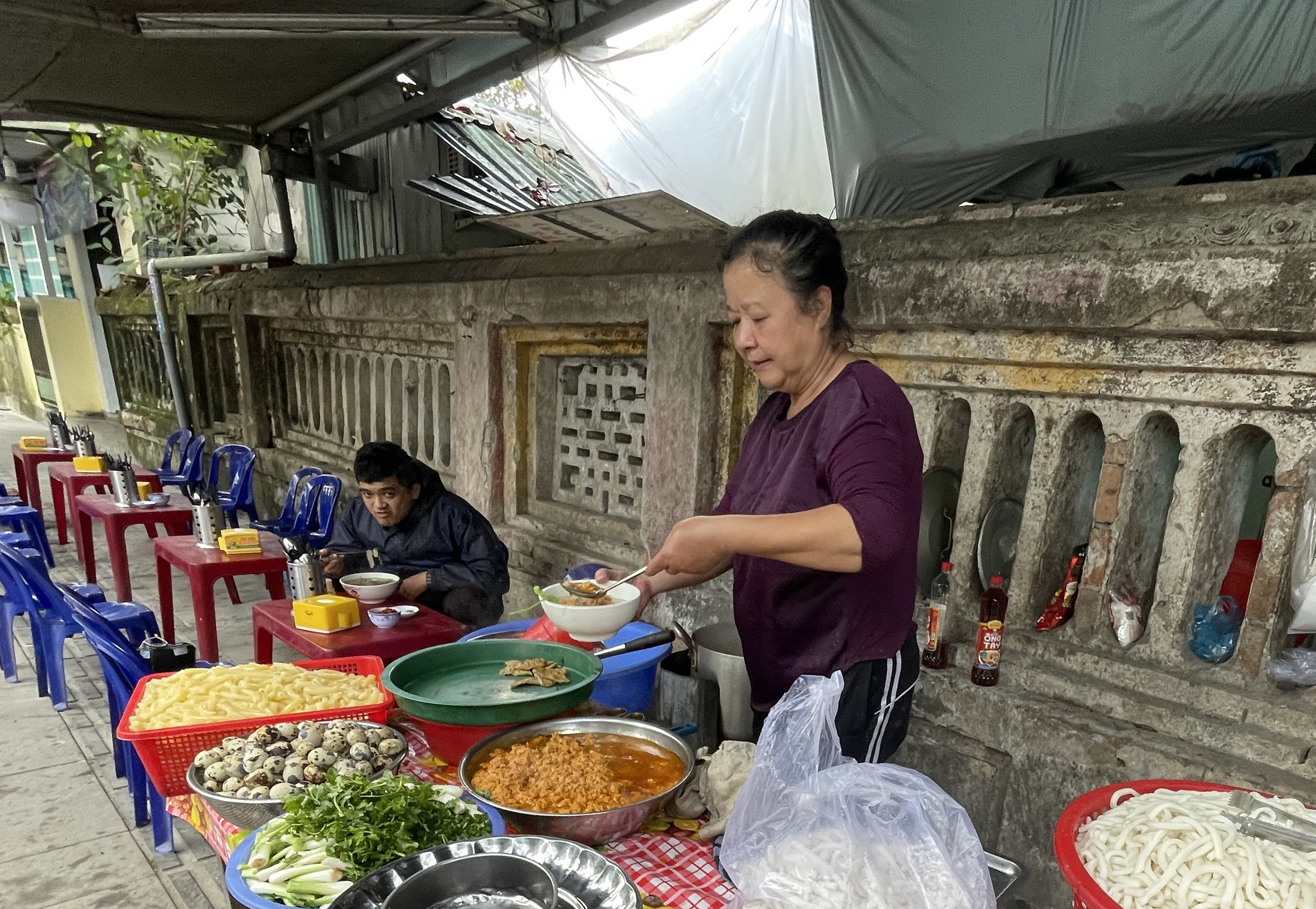 A ‘bánh canh’ stall on Han Thuyen Street, Hue City, Vietnam. Photo: Dong Nguyen / Tuoi Tre News