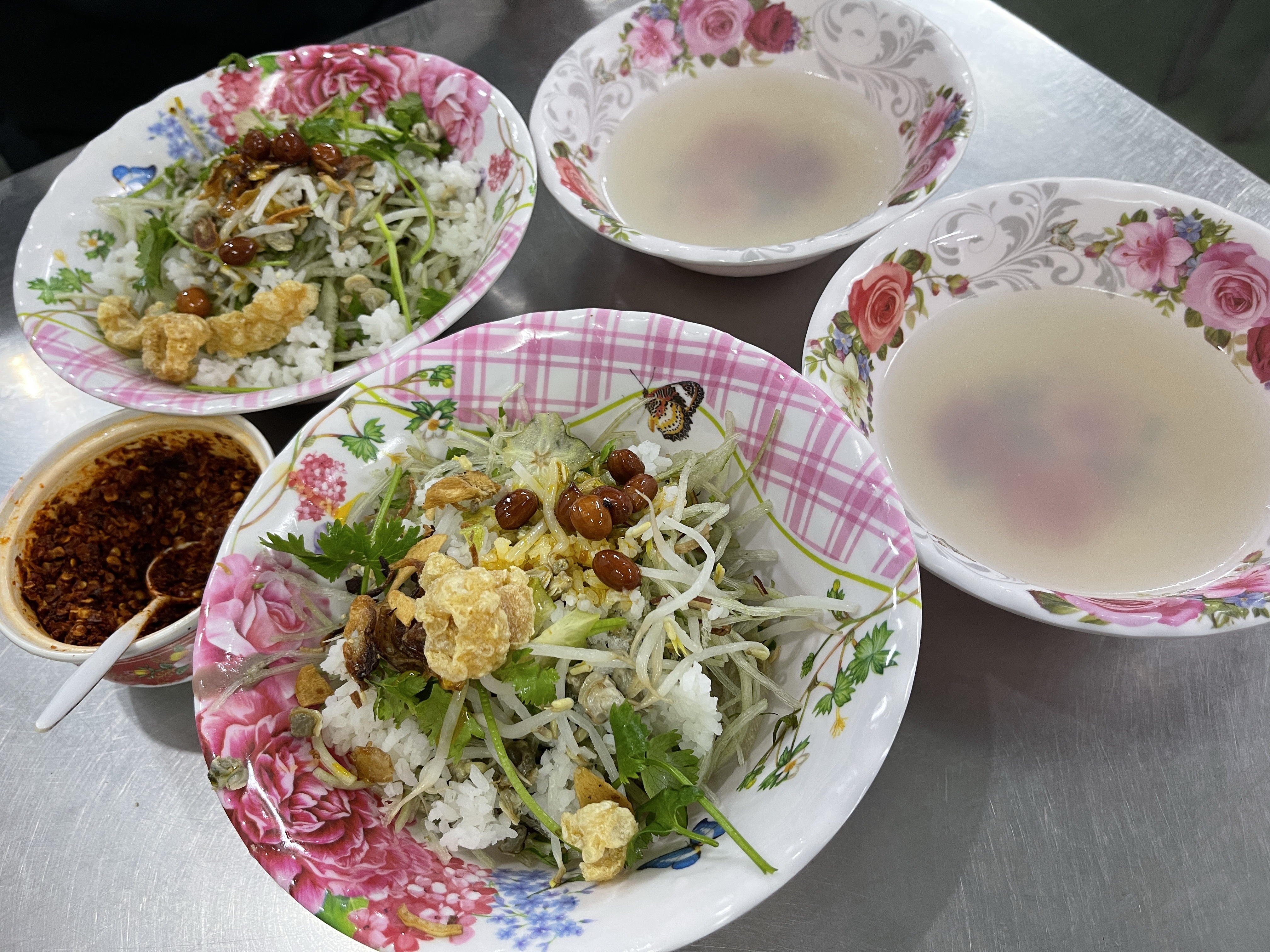 ‘Cơm hến’ is served at a shop near Dap Da Bridge in Hue City, Vietnam. Photo: Dong Nguyen / Tuoi Tre News