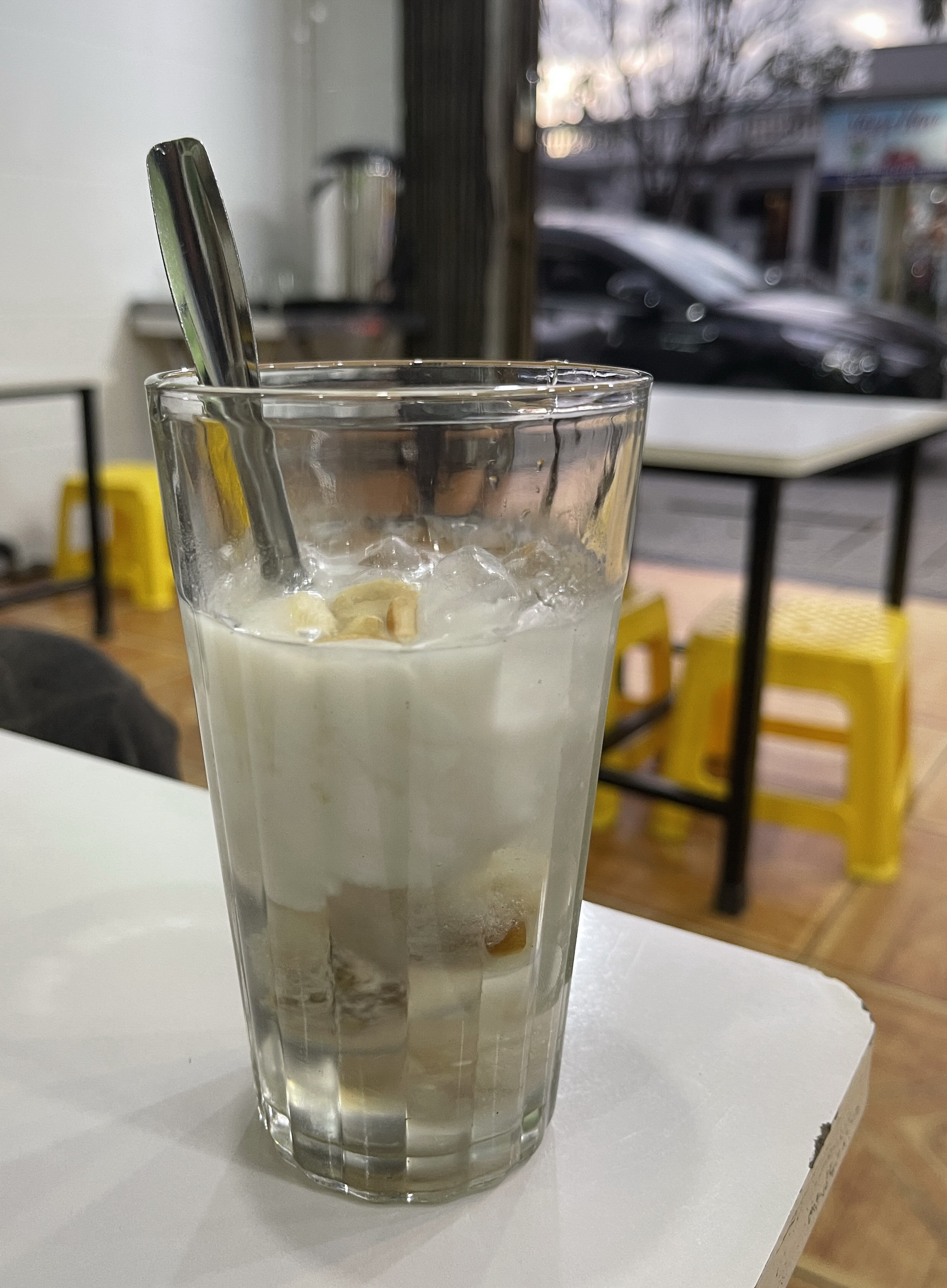 A glass of ‘chè bột lọc heo quay’ at 10 Nguyen Sinh Cung Street, Hue City, Vietnam. Photo: Dong Nguyen / Tuoi Tre News