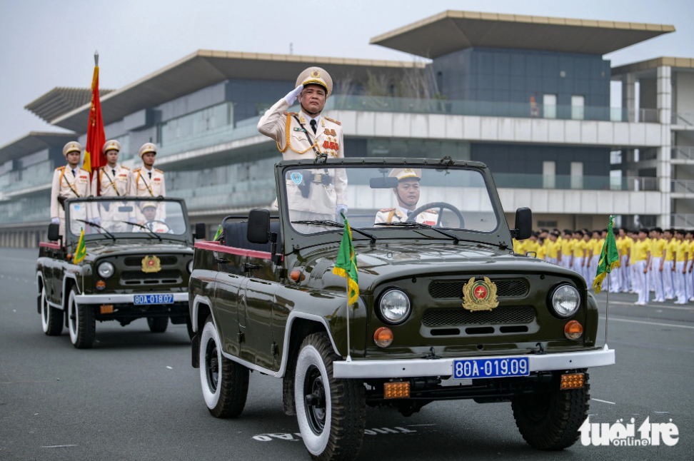 The military vehicle transporting Deputy Commanding General Major General Le Van Ha leads a group of vehicles during a rehearsal for a parade in Hanoi on March 31, 2024. Photo: Tuoi Tre