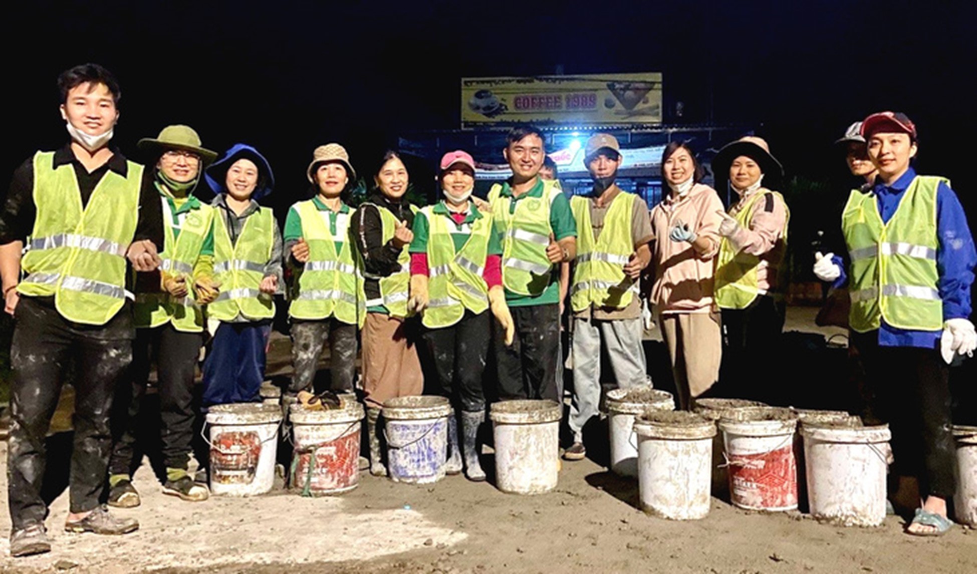 Young people voluntarily repair roads in Vietnam’s Central Highlands