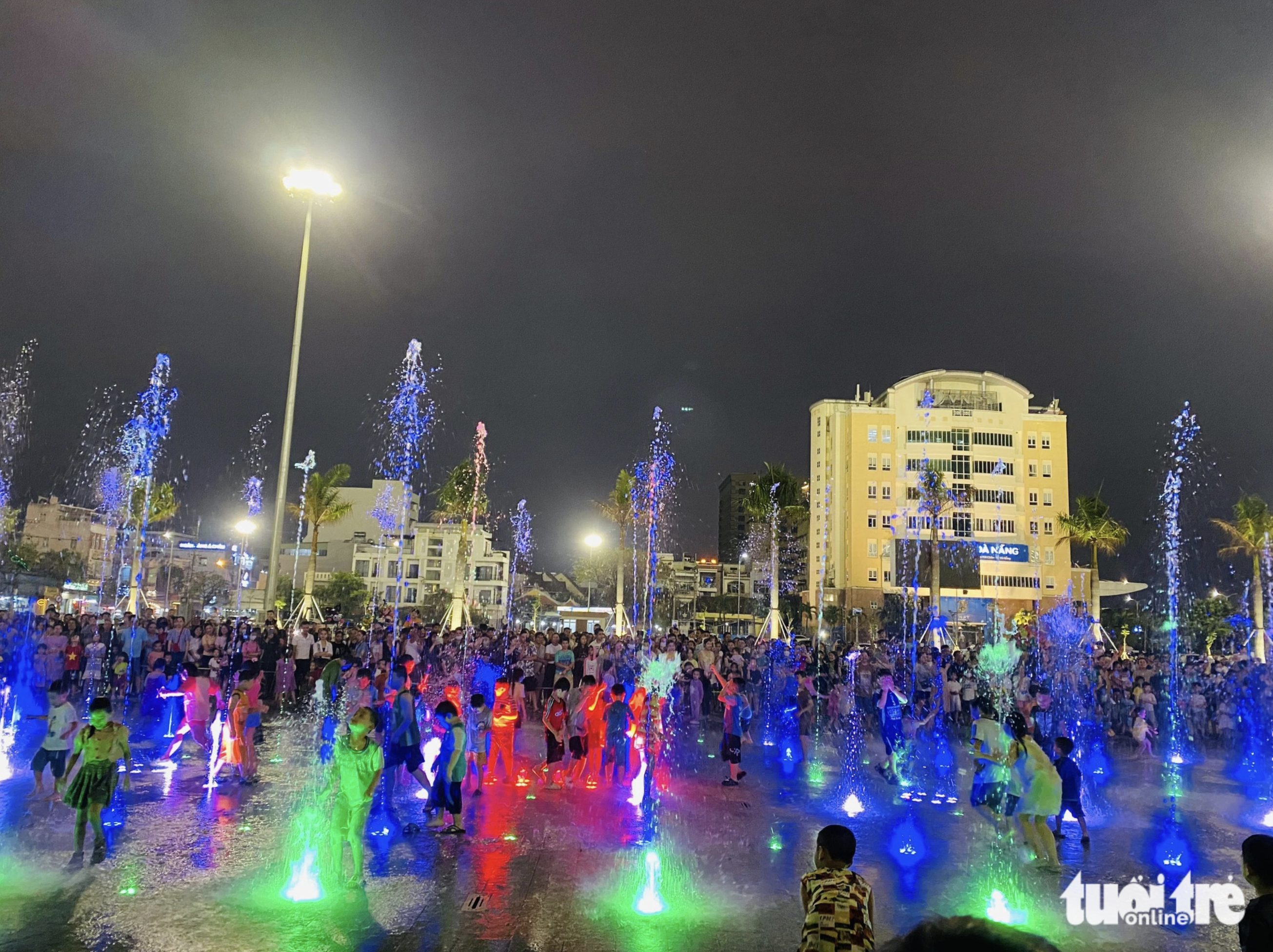 A musical fountain at the March 29 Square in Da Nang City, central Vietnam attracts crowds of adults and children. Photo: Sang Nguyen / Tuoi Tre