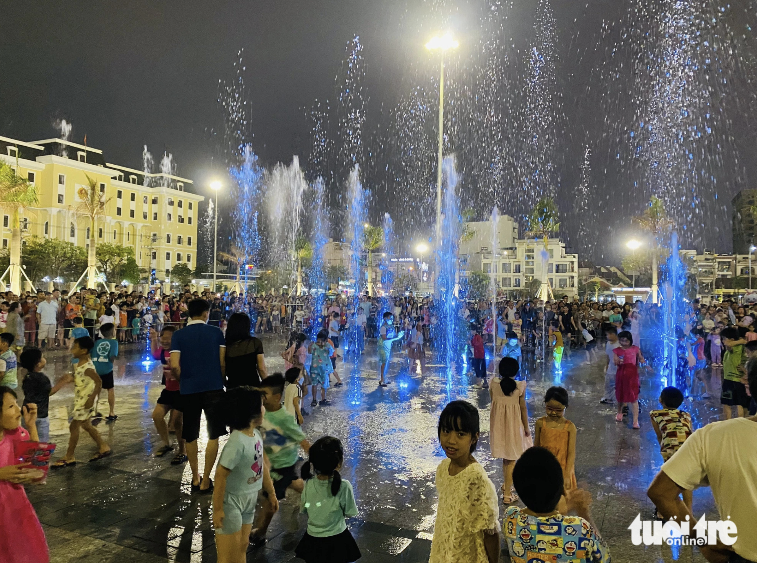 Controversy breaks out as children play in musical fountain in Da Nang