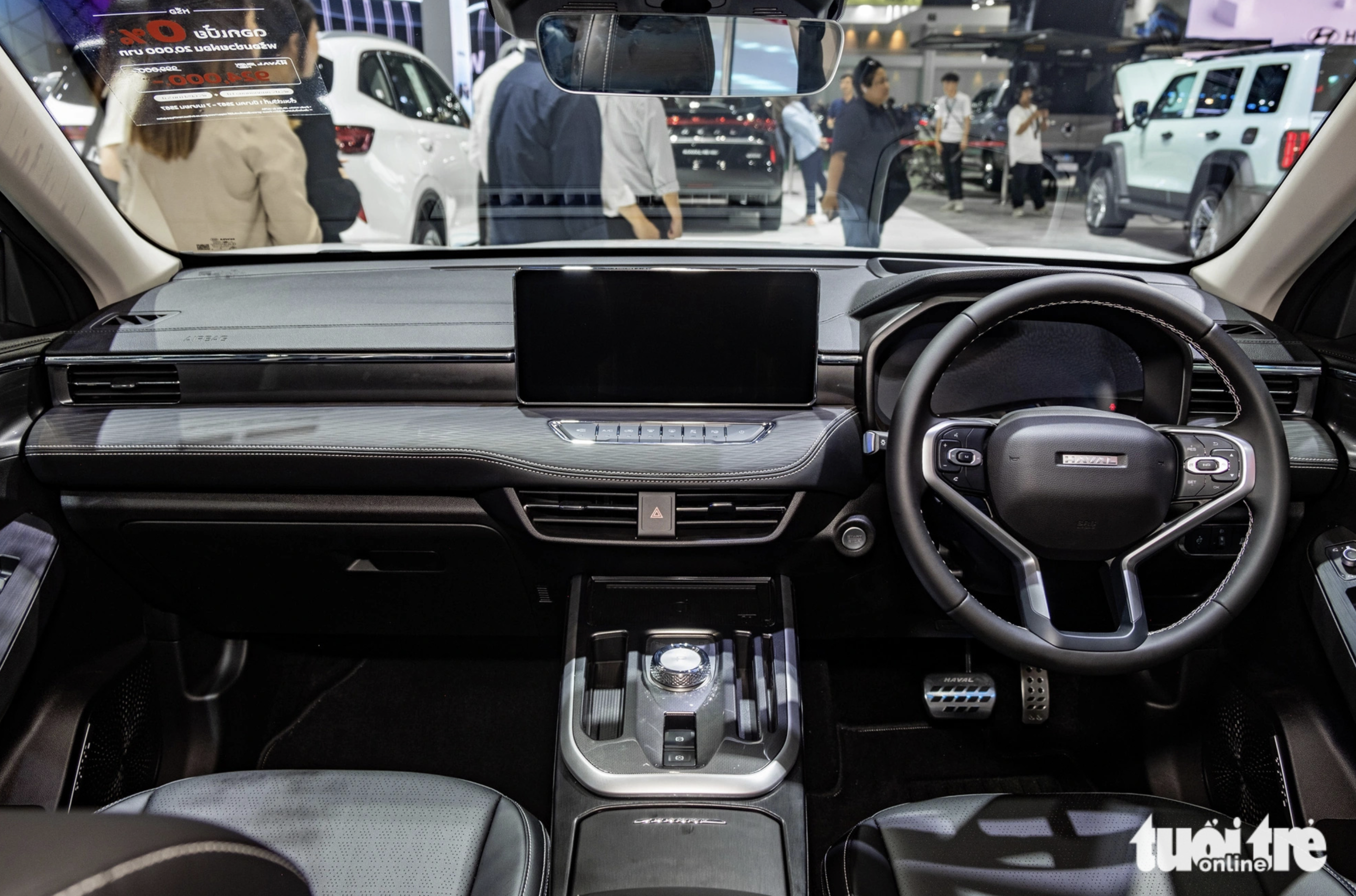 The Haval Jolion boasts a spacious cabin, an ergonomic steering wheel, a state-of-the-art multimedia touchscreen, a six-speaker sound system, and connectivity features. Photo: Quoc Minh / Tuoi Tre