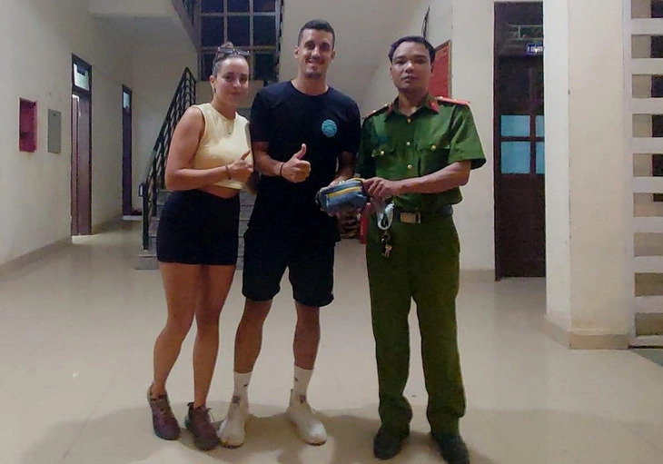 Spanish tourists thank Vietnamese police for recovering lost assets