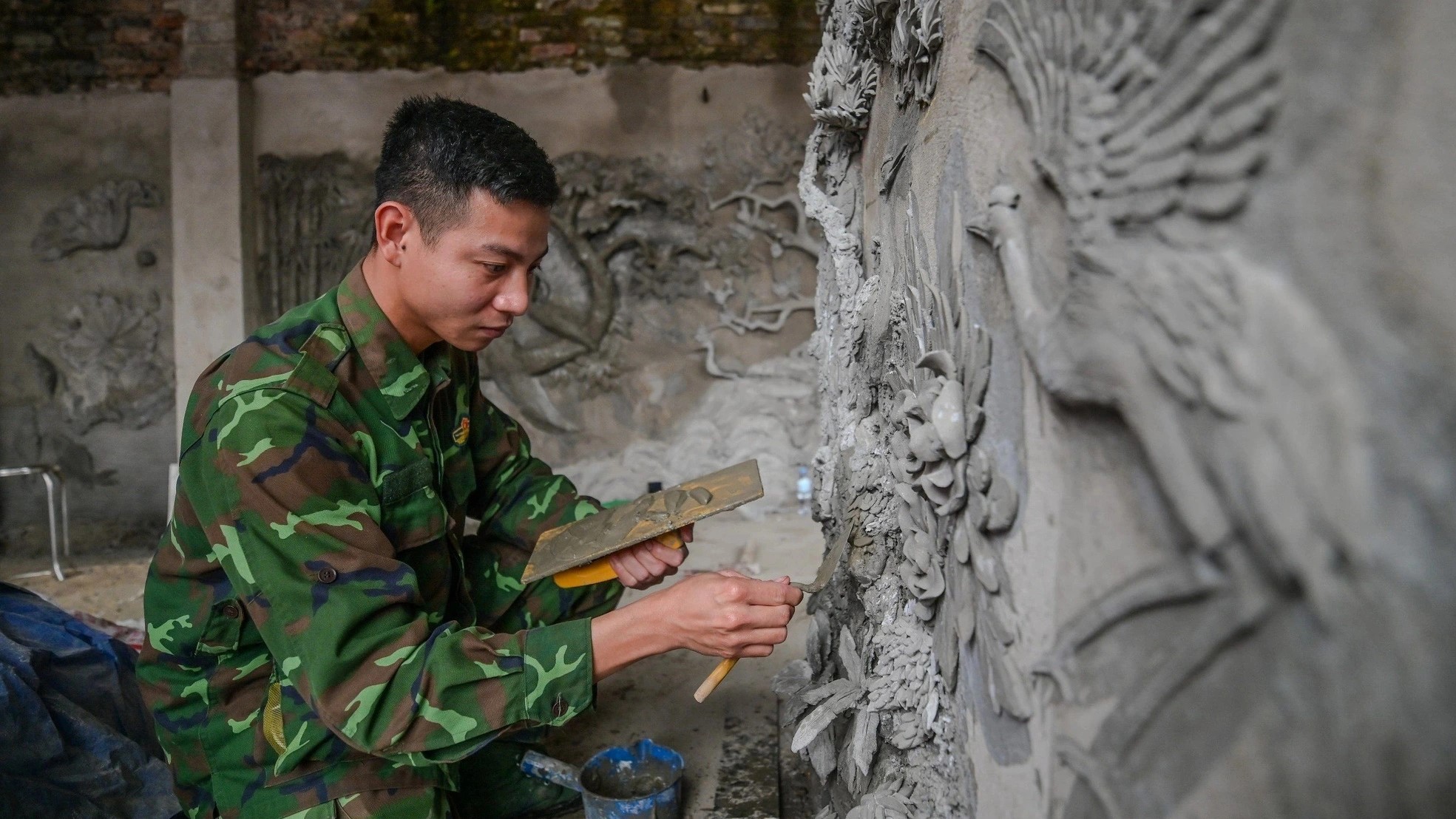 Embossed paintings by Vietnam's former soldier go viral Tiktok