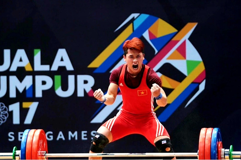 Vietnamese weightlifter Trinh Van Vinh competes at the 2017 Southeast Asian Games in Malaysia. Photo: Huy Dang / Tuoi Tre