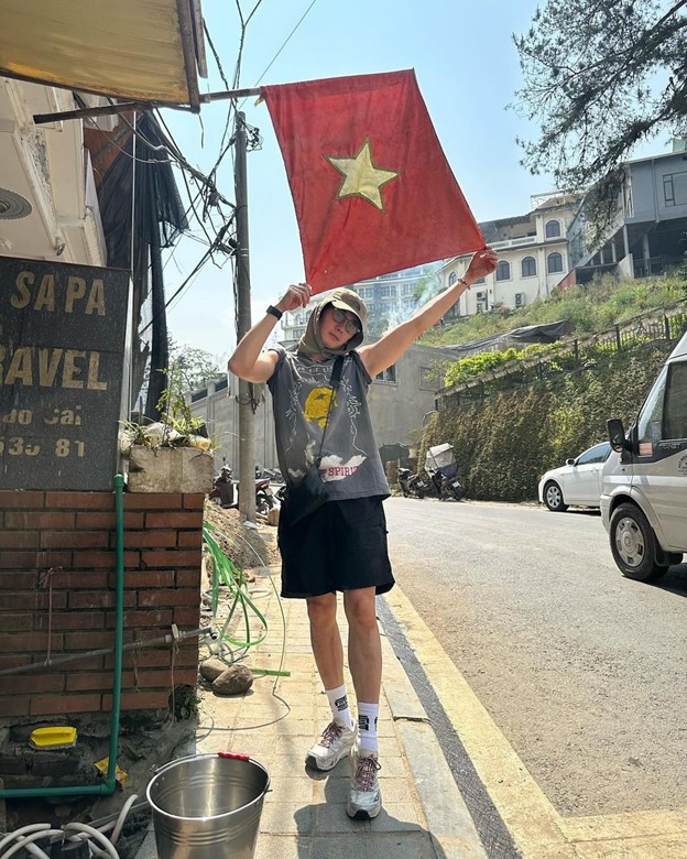 Jung Il Woo poses for a photo with the Vietnamese flag. Photo: Instagram page of Jung Il Woo