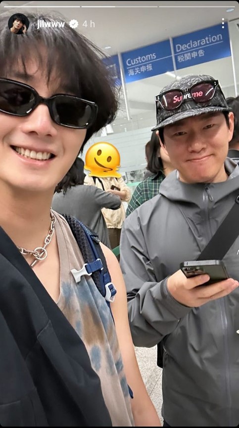 Jung Il Woo (L) poses for a photo with his assistant. Photo: Instagram page of Jung Il Woo