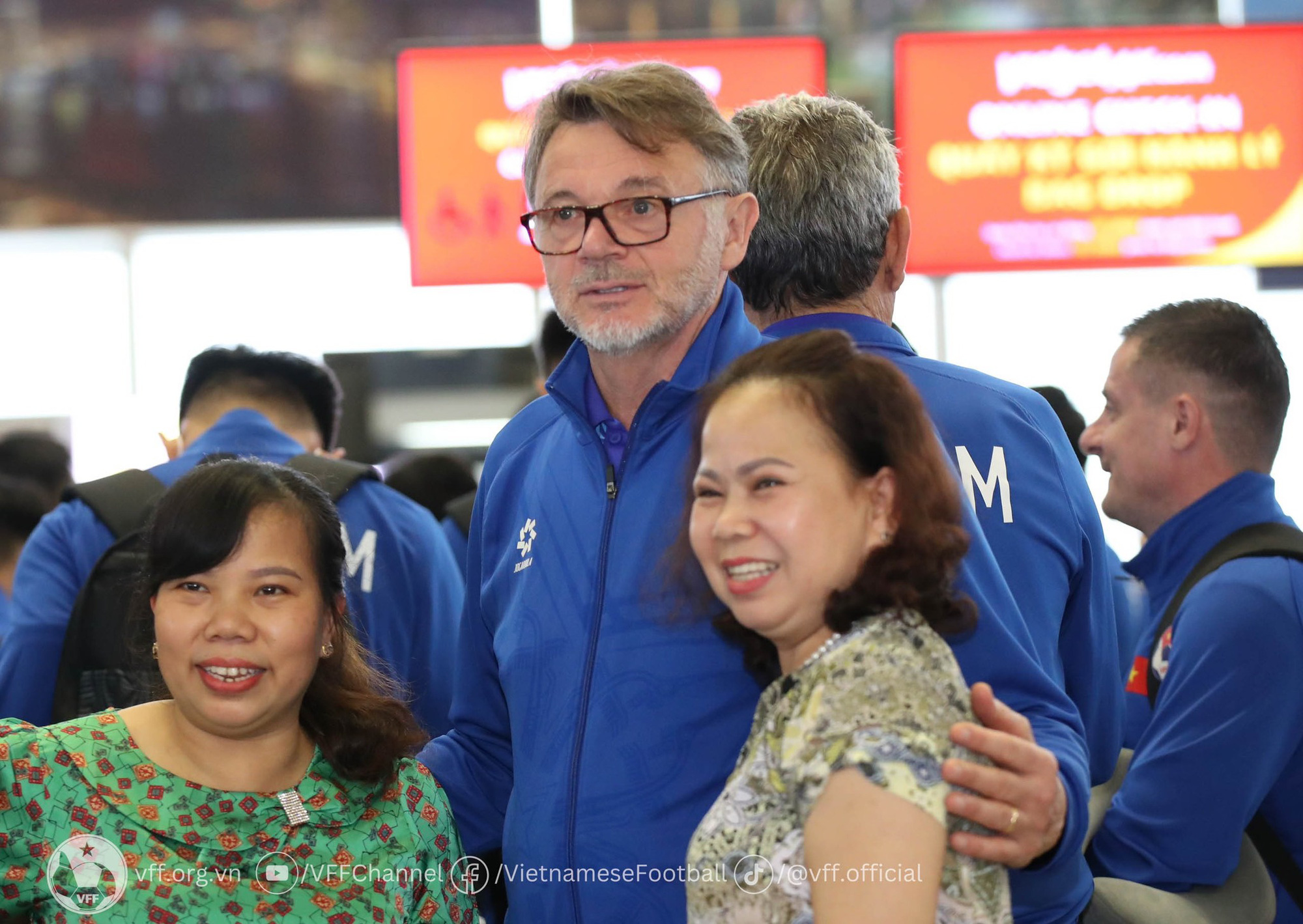 French football coach Philippe Troussier with fans at Noi Bai International Airport in Hanoi, April 3, 2024. Photo: Vietnam Football Federation