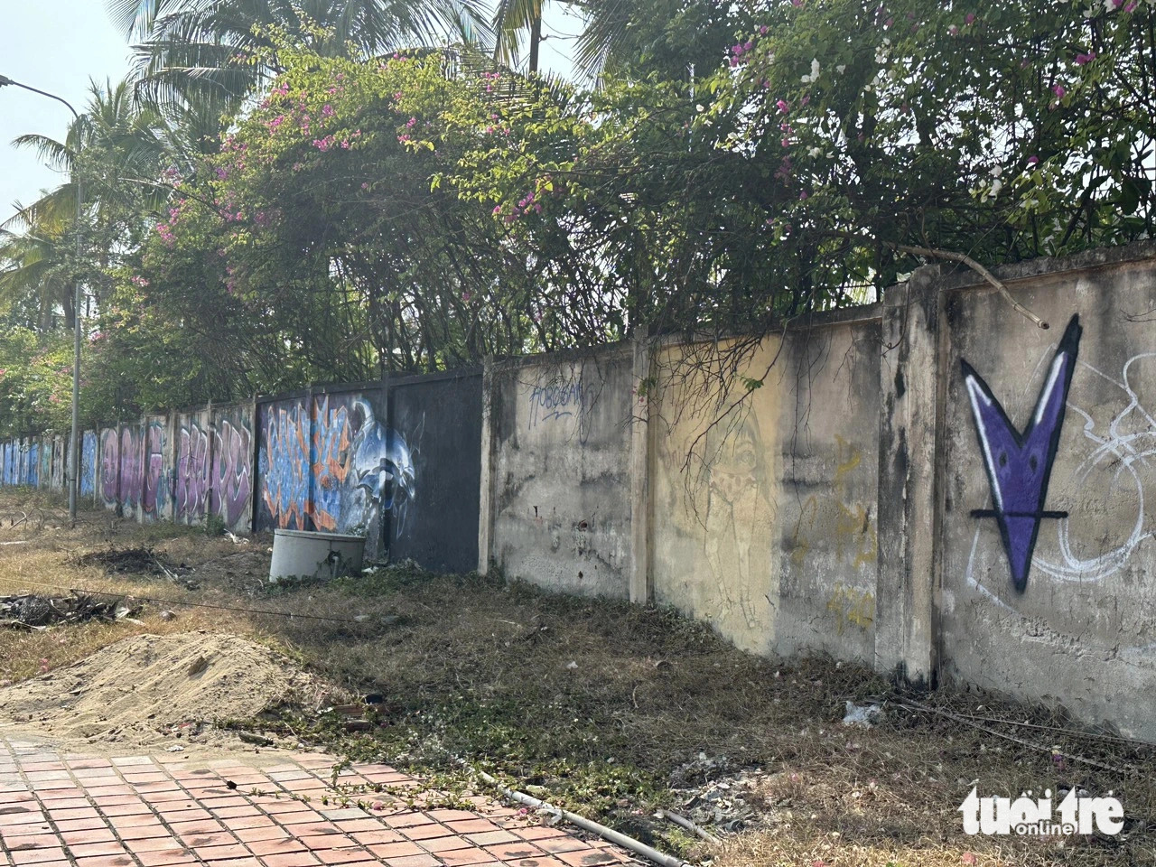 Graffiti reappeared on walls along pathways to Son Thuy Beach in Ngu Hanh Son District, Da Nang City, central Vietnam. Photo: Tuoi Tre