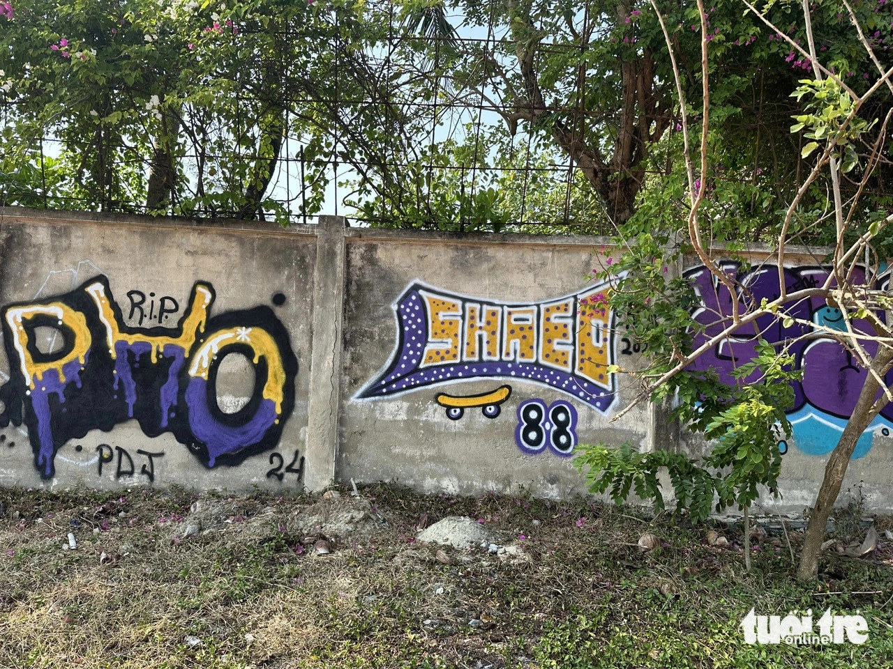 Walls are defaced with graffiti at Son Thuy Beach in Ngu Hanh Son District, Da Nang City, central Vietnam. Photo: Tuoi Tre