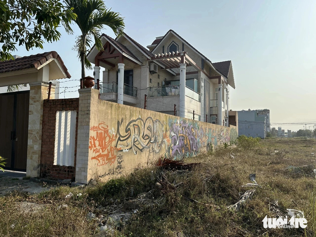 A wall of a house in Ngu Hanh Son District, Da Nang City, central Vietnam is vandalized by graffiti. Photo: Tuoi Tre