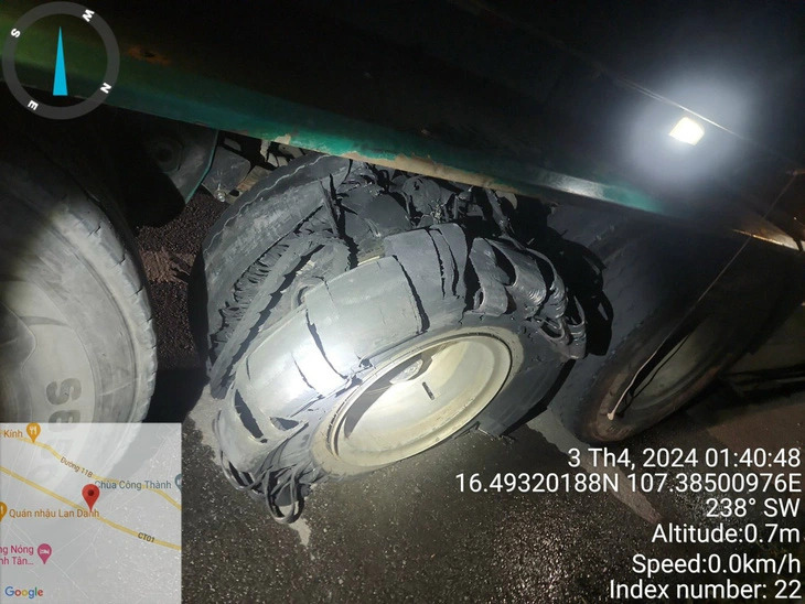This image shows the tires of a vehicle that exploded on the Cam Lo - La Son freeway that links Quang Tri and Thua Thien-Hue Provinces, on April 3, 2024. Photo: X.T. / Tuoi Tre