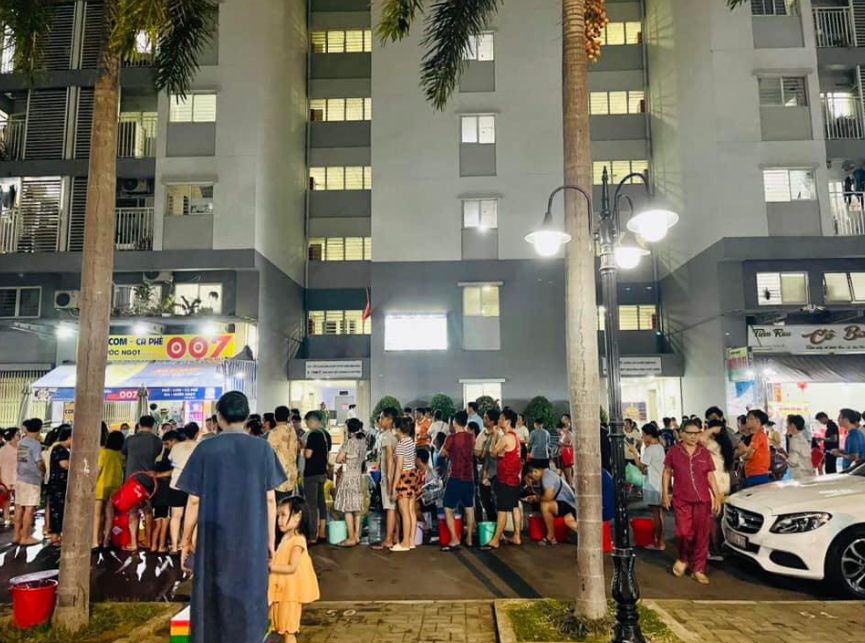 Hundreds of households queue for water at Ho Chi Minh City apartment building