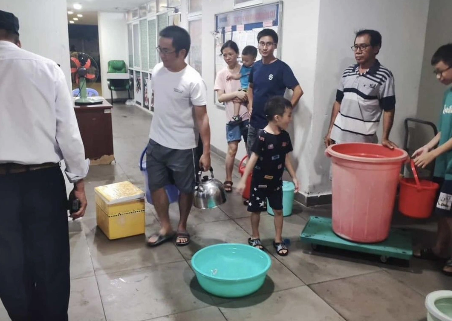 Residents at Ehome S Apartment Building in Thu Duc City under Ho Chi Minh City use buckets and pots to collect water due to an unannounced water outage on April 3, 2024. Photo: Supplied