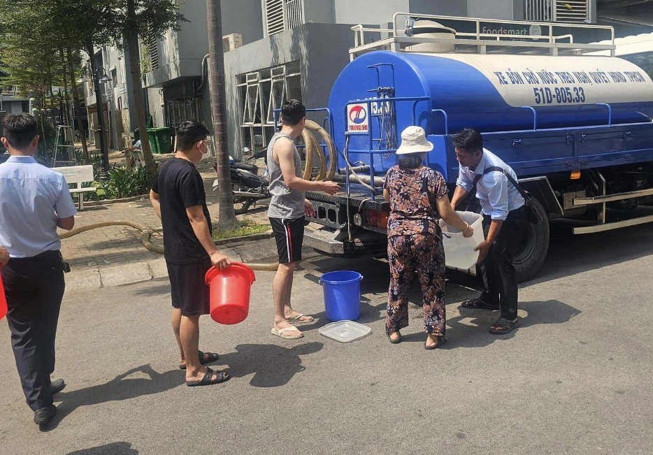 Water supply at Ehome S Apartment Building in Thu Duc City under Ho Chi Minh City yet to return on April 4, 2024. Photo: H. G. / Tuoi Tre