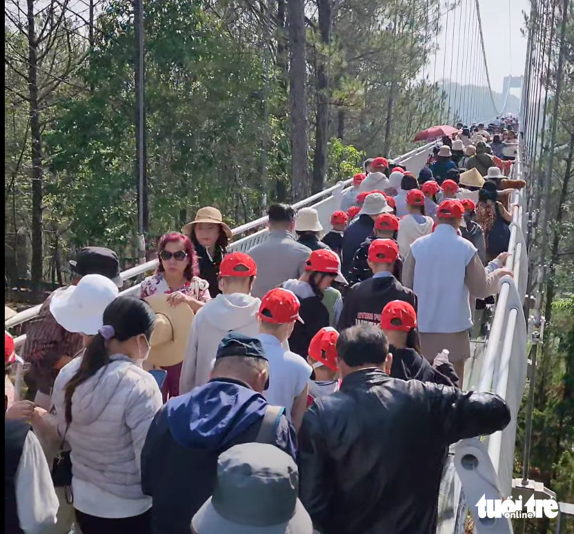 Concerns arise over crowded glass bridge at tourist spot in Vietnam’s Da Lat