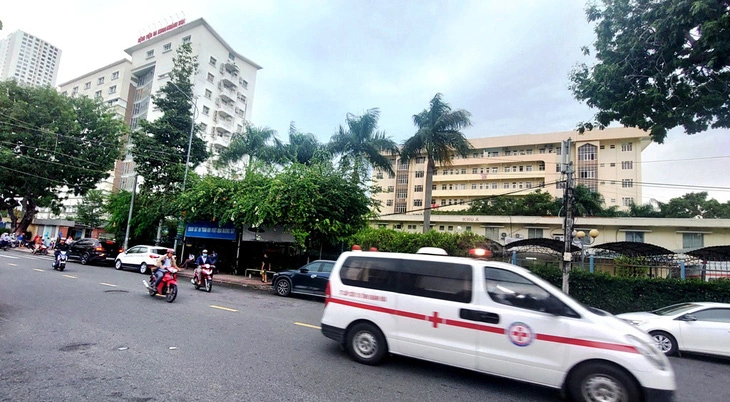 Khanh Hoa Province General Hospital (left) is where doctors reported the unfortunate death of a schoolgirl from Vinh Truong Elementary School in Nha Trang City, stating that she passed away outside the hospital due to unknown causes. Photo: Phan Song Ngan / Tuoi Tre