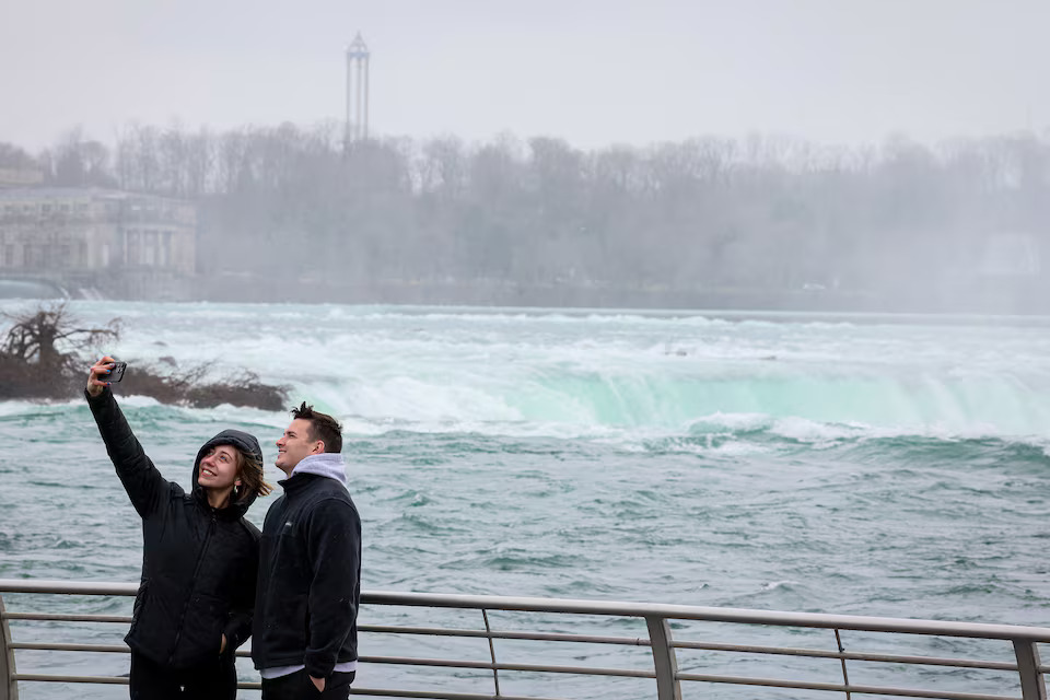 Tourists take a photo at the Horseshoe Falls, ahead of the Solar Eclipse that will take place across parts of the United States and Canada on April 8, at Niagara Falls, New York, U.S., April 5, 2024. Photo: Reuters