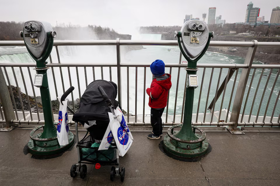 A child looks at the American Falls, ahead of the Solar Eclipse that will take place across parts of the United States and Canada on April 8, at Niagara Falls, New York, U.S., April 5, 2024. Photo: Reuters