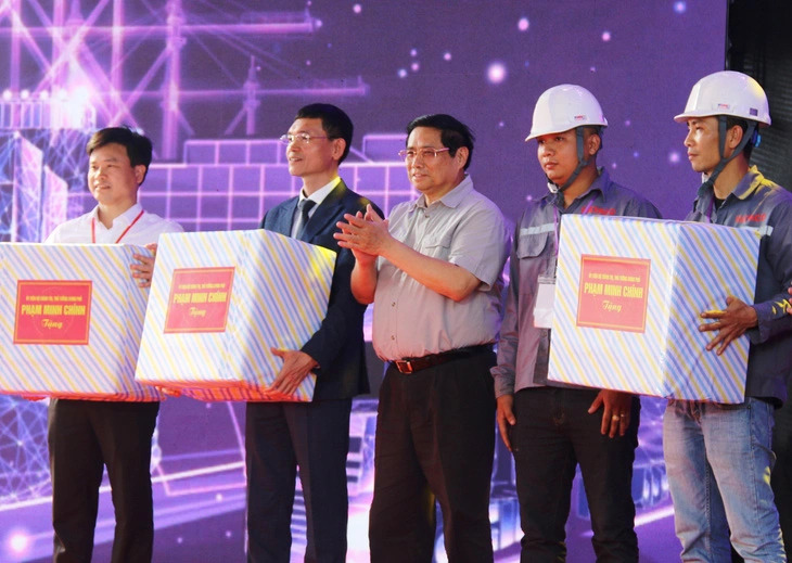 Prime Minister Pham Minh Chinh gave gifts to representatives of the contractors of the project to build two new wharves at the deep-water Chan May seaport cluster in Phu Loc District, Thua Thien-Hue Province, central Vietnam, on April 6, 2024. Photo: Nhat Linh / Tuoi Tre
